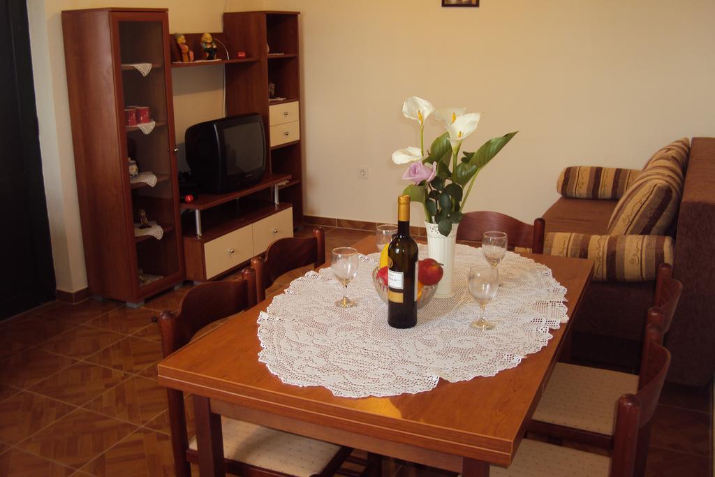 Milutinov Dvor Apartments Vrsi Extérieur photo