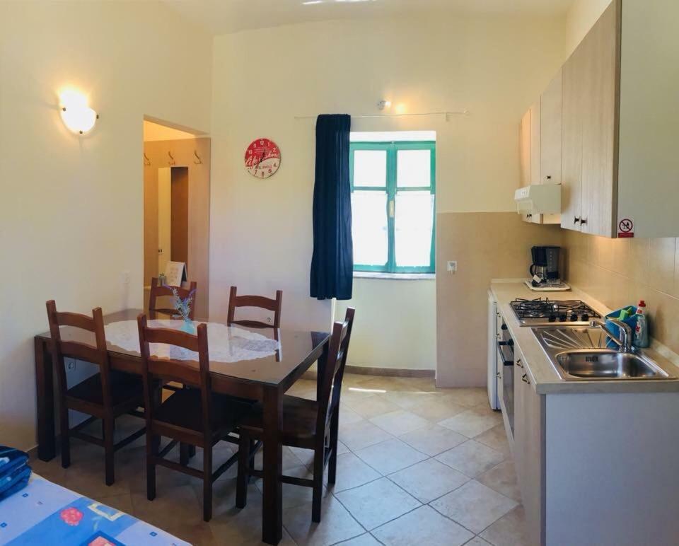 Milutinov Dvor Apartments Vrsi Extérieur photo
